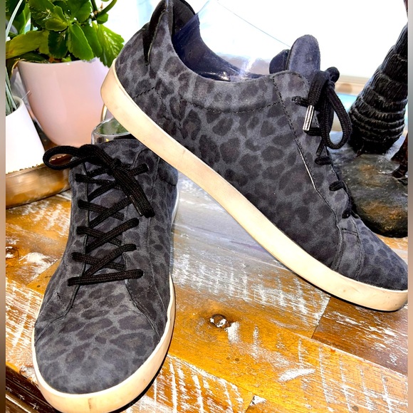 CLOUD Footwear size 40 leather gray cheetah print sneakers good used condition - Picture 7 of 16